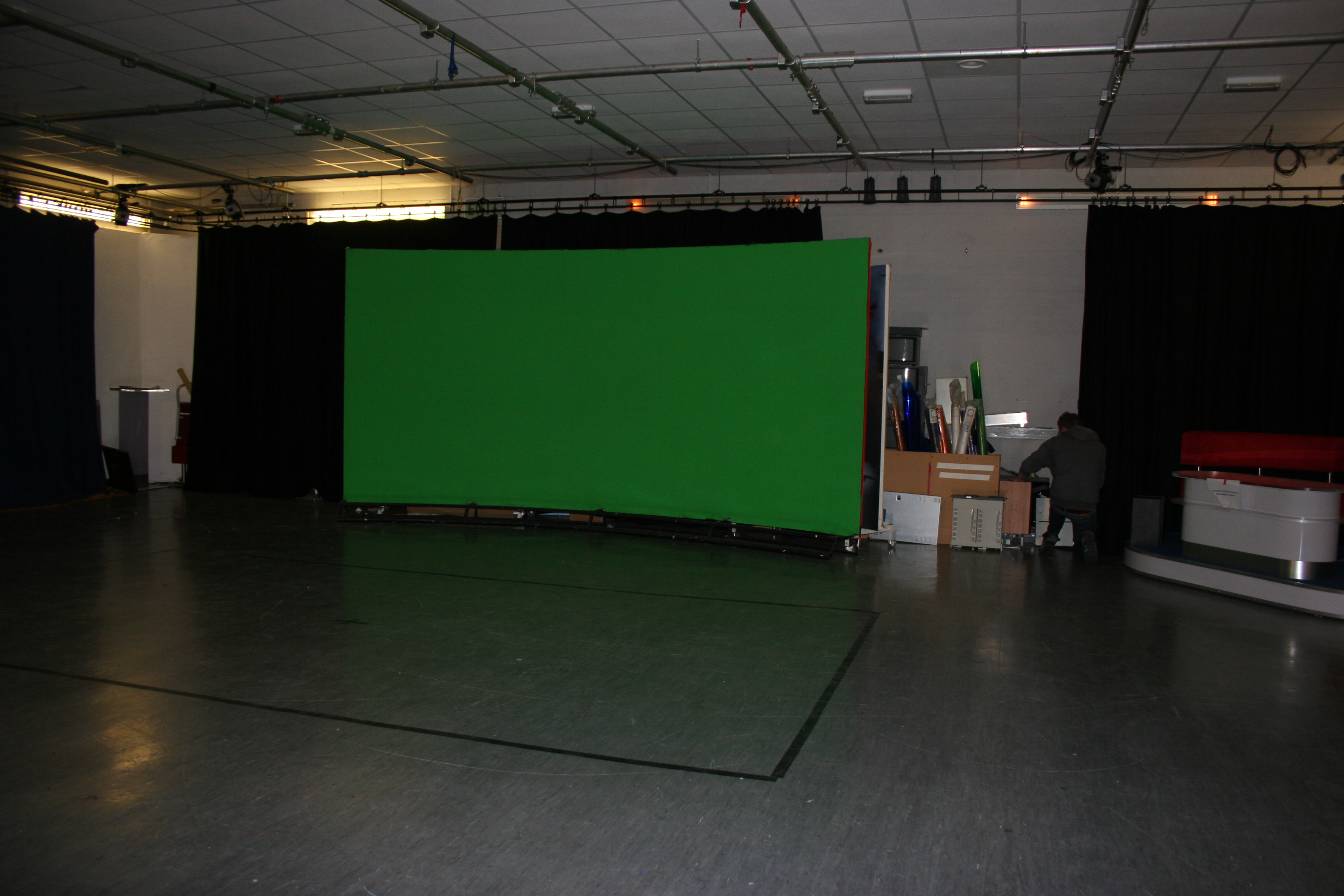 Behind the scenes on Shamonline, TV room/stage 